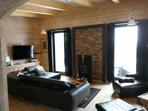 Großes Wohnzimmer mit Flat TV und Kamin im Harz