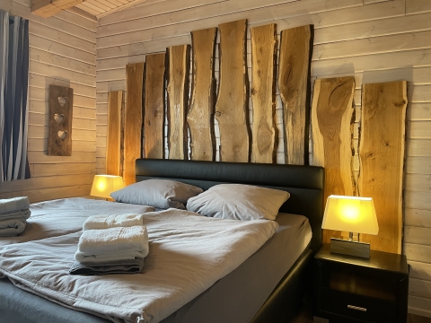Blockhaus mit Kingsizebett im Harz