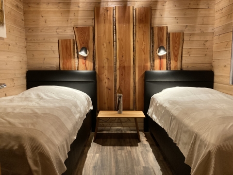 Blockhaus mit Kingsizebett im Harz